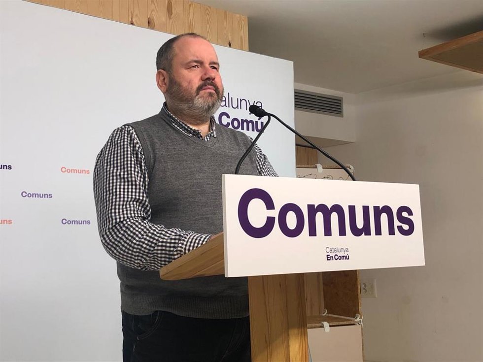 El portavoz de Catalunya en Comú, Joan Mena, en una rueda de prensa este lunes.