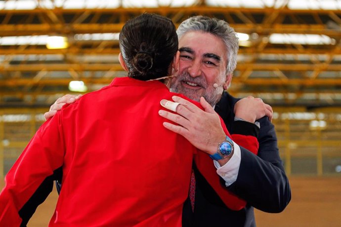 El presidente del CSD, José Manuel Rodríguez Uribes, abraza a la ex campeona olímpica de bádmintón Carolina Marín en un acto en el CAR de Madrid.  