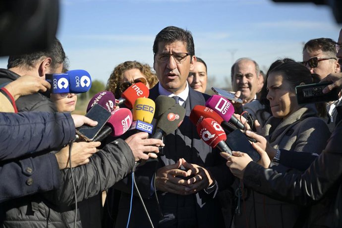 José Manuel Caballero durante el acto de colocación de la primera piedra de la conexión peatonal y ciclista entre esta capital y la localidad ciudadrealeña de Miguelturra.