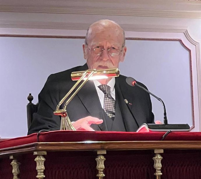 Fernando de Arvizu y Galarraga pronuncia el discurso tras ser nombrado Académico de Honor de la Real Academia de Jurisprudencia y Legislación.