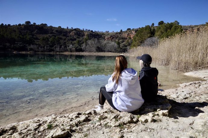 Dos personas en el Parque Natural de las Lagunas de Ruidera, a 2 de febrero de 2024, en Ruidera, Ciudad Real, Castilla-La Mancha (España). 