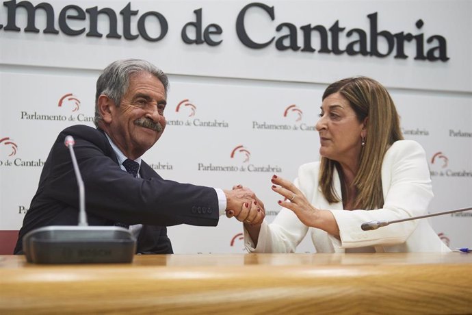 Archivo - Firma del acuerdo de investidura entre María José Sáenz de Buruaga y Miguel Ángel Revilla