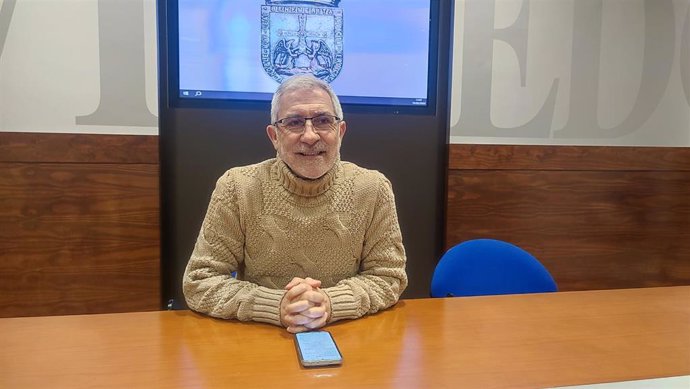 El portavoz de IU-Convocatoria por Oviedo, Gaspar Llamazares, en rueda de prensa.