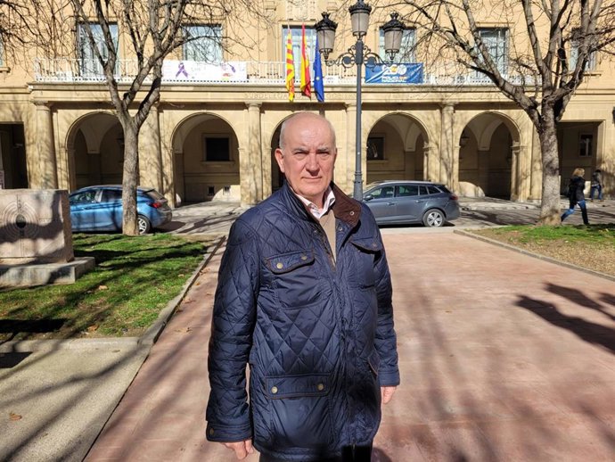 El director general de Carreteras, Miguel Ángel Armnio, frente a la Subdelegación del Gobierno en Huesca.