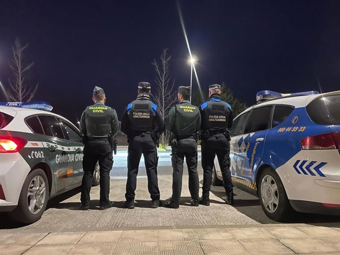 Imagen del operativo conformado por la Guardia Civil de Navarra y la Policía Local del Valle de Egüés