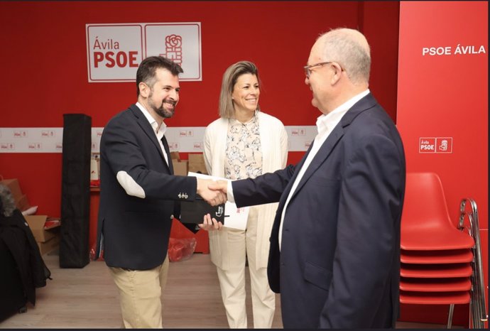 Luis Tudanca en la sede del PSOE de Ávila donde ha mantenido este lunes un encuentro informativo.