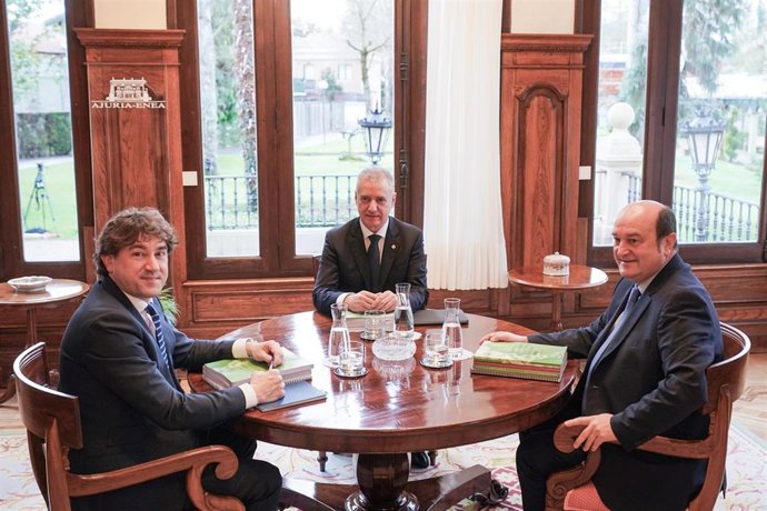 (I-D) El secretario general del PSE-EE, Eneko Andueza; el lehendakari, Iñigo Urkullu y el presidente del PNV, Andoni Ortuzar, durante una reunión, en el Palacio de Ajuria Enea, a 19 de febrero de 2024, en Vitoria-Gasteiz, Álava, País Vasco (España). 