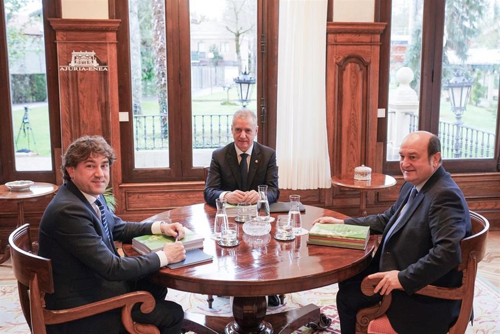 (I-D) El secretario general del PSE-EE, Eneko Andueza; el lehendakari, Iñigo Urkullu y el presidente del PNV, Andoni Ortuzar, durante una reunión, en el Palacio de Ajuria Enea, a 19 de febrero de 2024, en Vitoria-Gasteiz, Álava, País Vasco (España). 