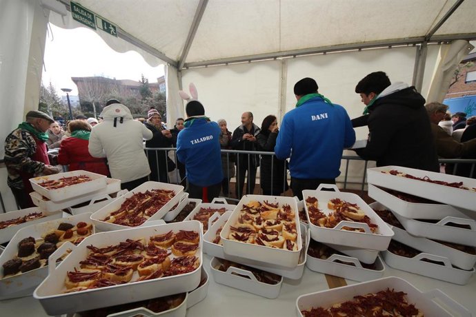 Reparto de cecina durante las fiestas de San Pedro.
