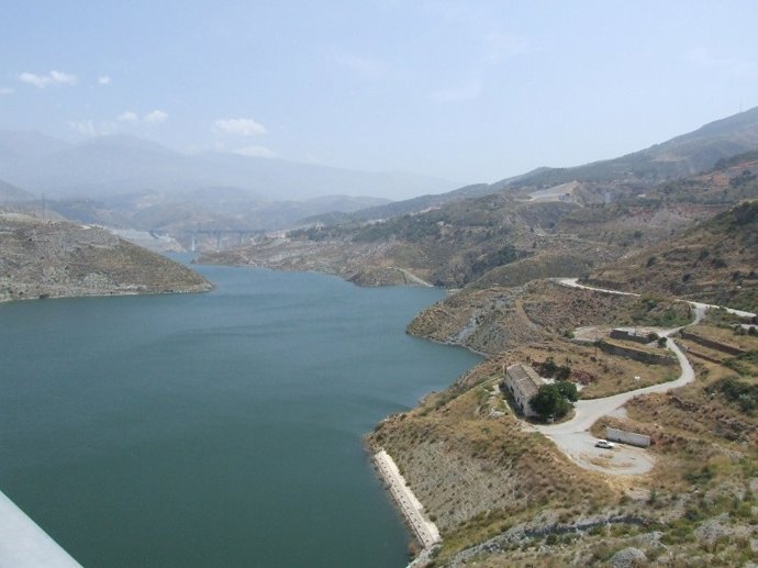 Archivo - Presa de Rules, con el viaducto al fondo (Foto de archivo).