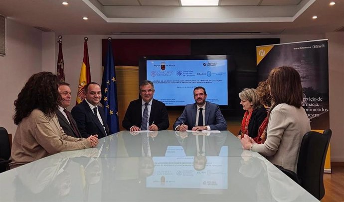 Imagen de la firma del acuerdo de adhesión de la Fundación Hefame a la Cátedra EMURI para fomentar la innovación en el tejido empresarial