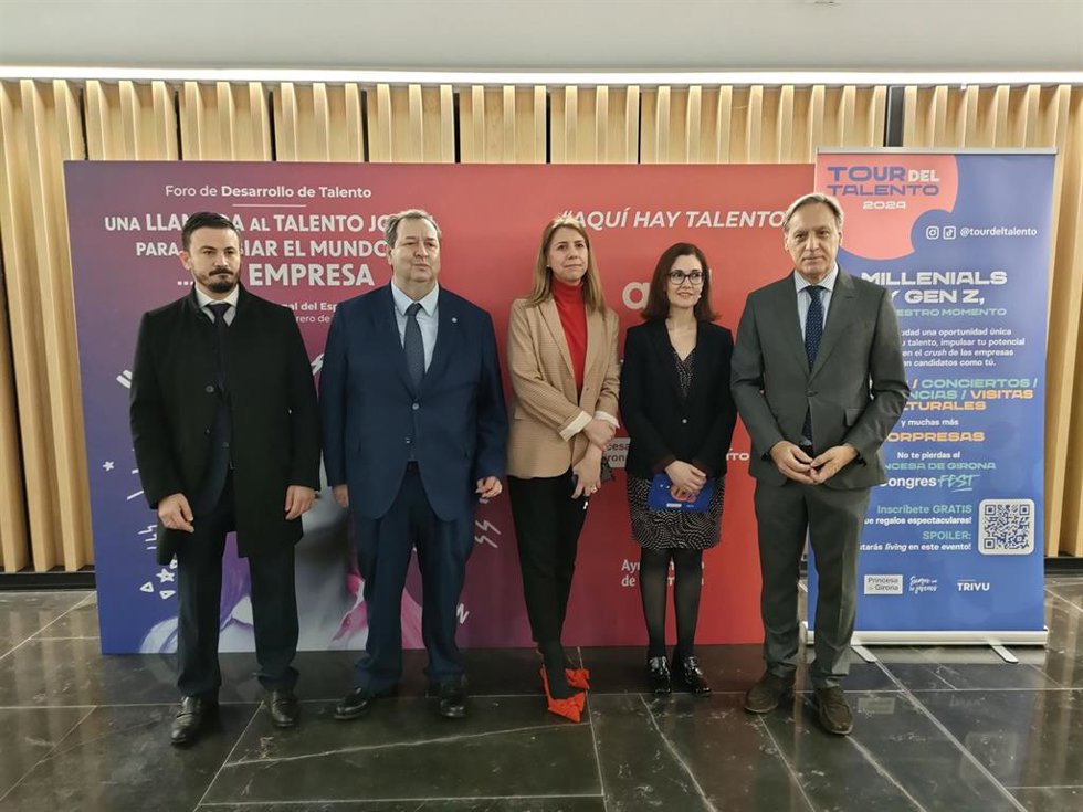 El alcalde de Salamanca, Carlos García Carbayo, primero por la derecha, junto al resto de autoridades en la inauguración del foro en el Tour del Talento 2024