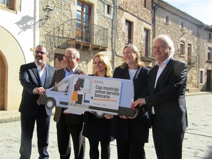 La consellera de Economía y Hacienda de la Generalitat, Natlia Mas, con el alcalde de Alpens (Barcelona),Toni Prat, y representantes de las entidades bancarias