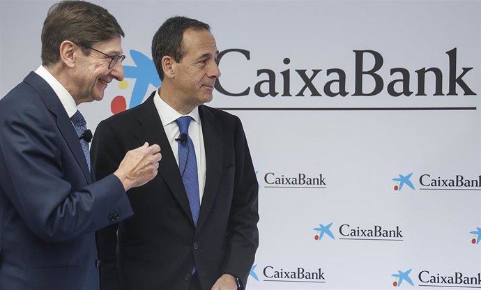 El presidente de CaixaBank, José Ignacio Goirigolzarri (i), y el consejero delegado de la entidad, Gonzalo Gortázar (d), a 2 de febrero de 2024, en Valencia, Comunidad Valenciana (España).