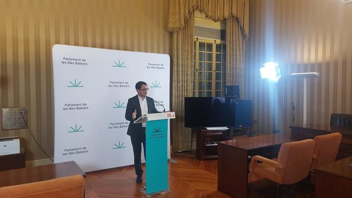 El portavoz del PSIB en el Parlament, Iago Negueruela, en una rueda de prensa.