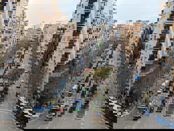 Una fila de tractores recorre las calles del centro de Palma.