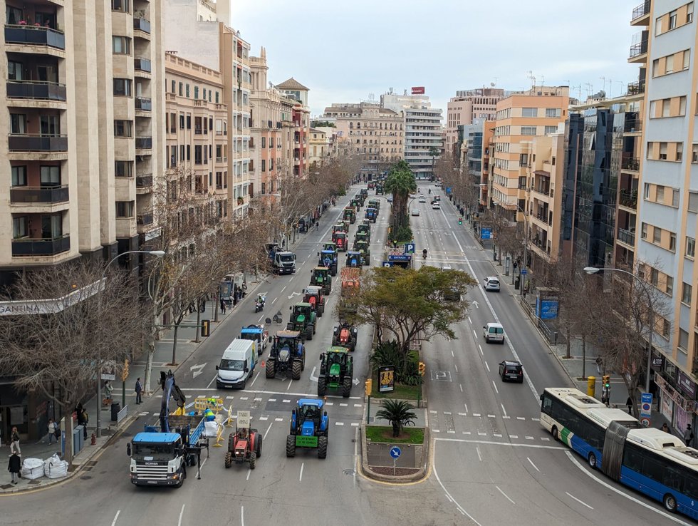 Una fila de tractores recorre las calles del centro de Palma.