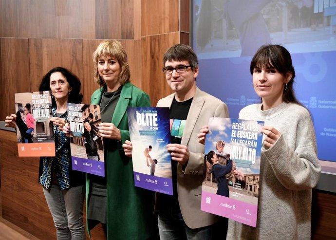 La vicepresidenta Ana Ollo y el director gerente de Euskarabidea, Javier Arakama, junto a dos participantes en la campaña, M Jesús Arana  y  Yaiza Mazo