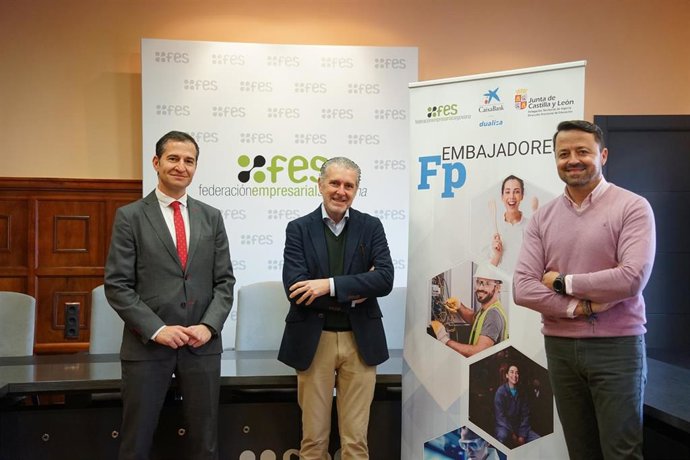 El director de Banca de Instituciones de CaixaBnak, Óscar Hernández (izda), el presidente de FES, Andrés Ortega y el director Provincial de Educación, Diego del Pozo.