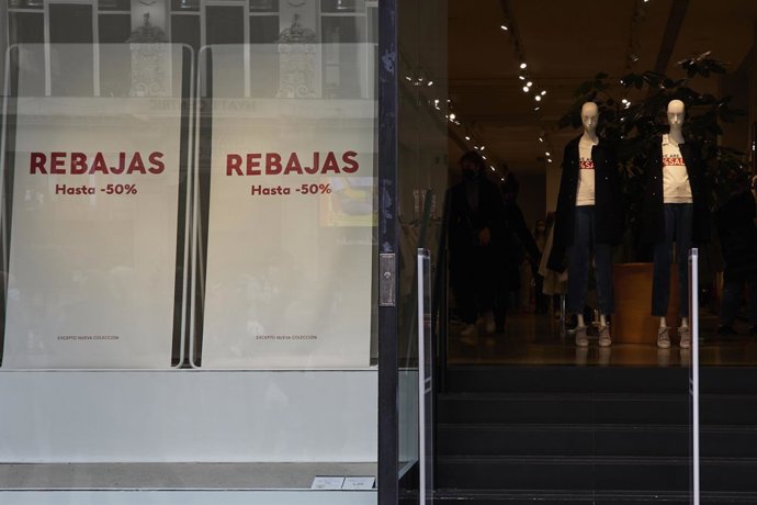 Archivo - Entrada de una tienda con carteles de rebajas en una calle comercial del centro de Madrid, a 2 de enero de 2022, en Madrid, (España). 