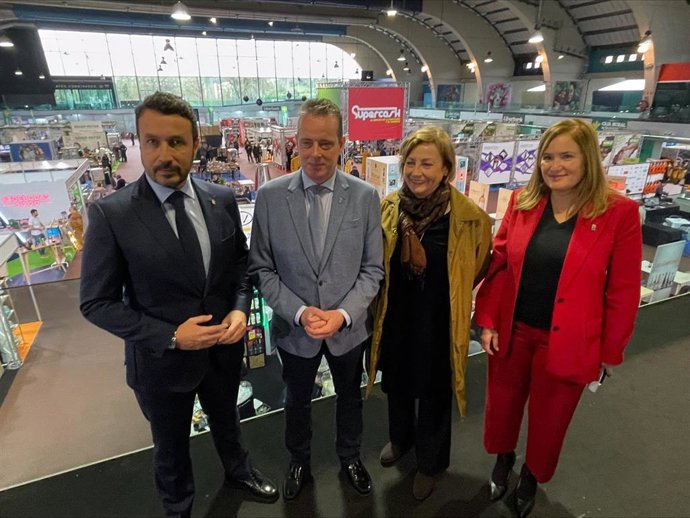 De izquierda a derecha, el presidente de la Cámara de Comercio de Avilés, Daniel González; el consejero de Medio Rural y Política Agraria, Marcelino Marcos; la alcaldesa de Avilés, Mariví Monteserín, y la directora general de Agricultura,  Begoña López.