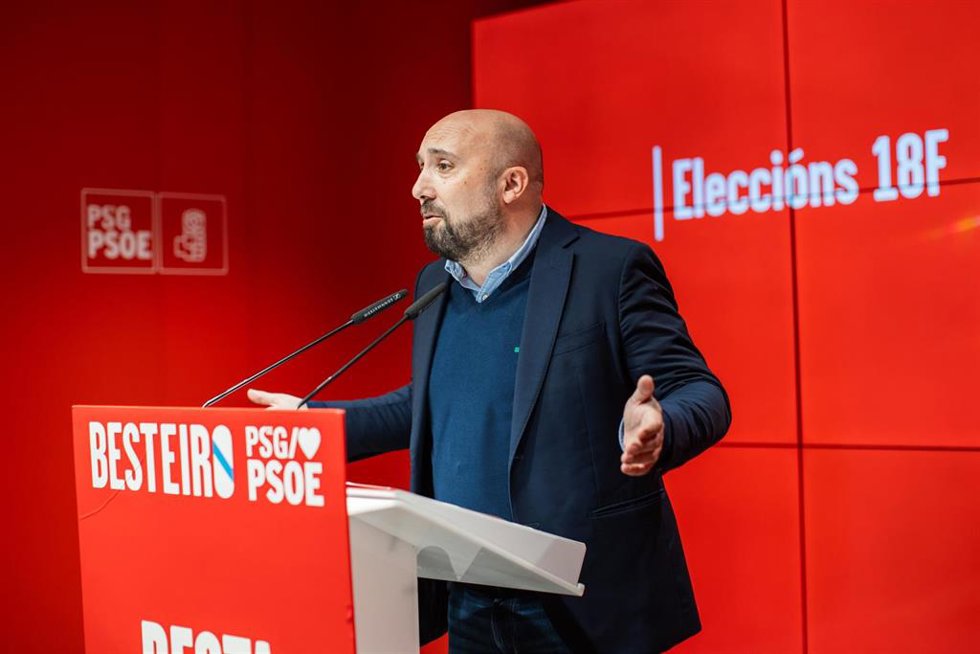 El concejal de Economía, Hacienda del ayuntamiento de A Coruña, José Manuel Lage, comparece durante el seguimiento de la jornada electoral de los comicios autonómicos de Galicia, en la sede del PSdeG, a 18 de febrero de 2024, en Santiago de Compostela,