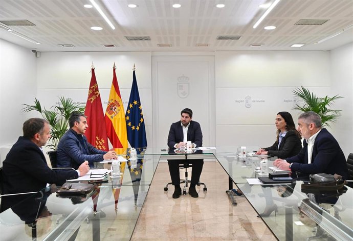 López Miras, en la reunión con el presidente de Coag-IR, José Miguel Marín, el secretario general de Asaja, Alfonso Gálvez, y el secretario general de UPA, Marcos Alarcón.