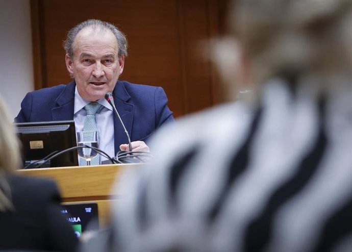 Archivo - El conseller José Luis Aguirre en Les Corts