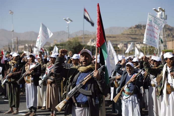 Archivo - Rebeldes hutíes durante una marcha en la capital de Yemen, Saná (archivo)