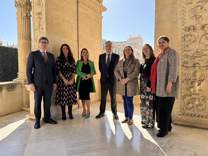 El alcalde de Sevilla, José Luis Sanz, junto a la delegación de la Asociación de Mujeres Empresarias.