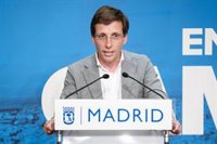 Martínez-Almeida: "He tenido que ampliar el armario para todas las camisetas del Real Madrid"