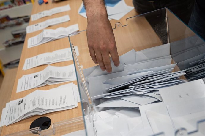 Varias personas realizan un escrutinio de votos con motivo de las elecciones autonómicas de Galicia, en el IES Illas Cies, a 18 de febrero de 2024, en Vigo, Pontevedra, Galicia (España). Todos los gallegos han sido llamados a las urnas hoy, 18 de febrero,