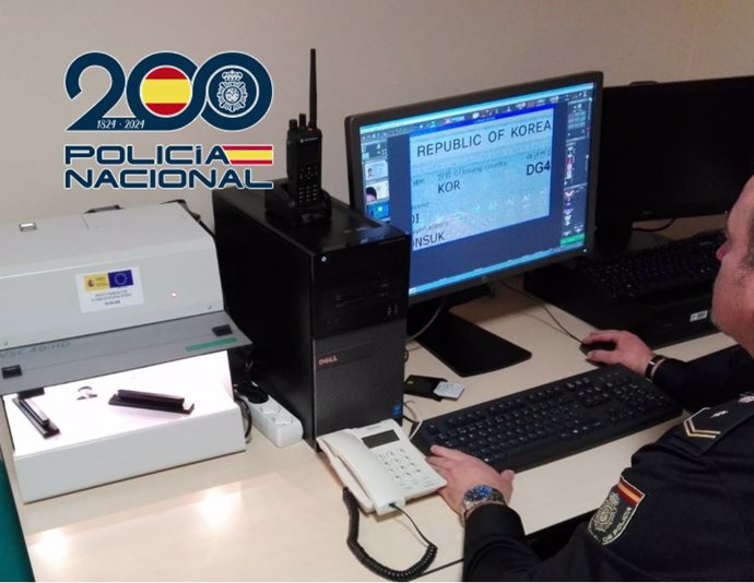 Inspección de pasaporte por la Policía Nacional.