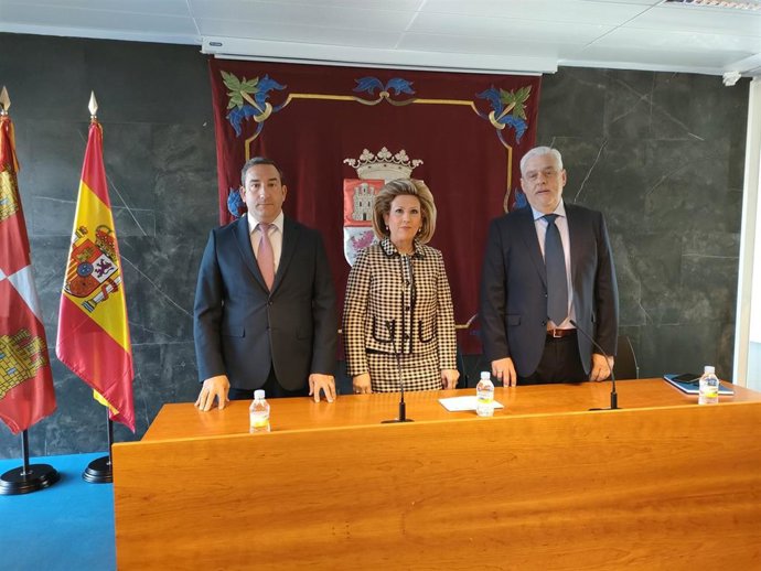 El nuevo gerente de Salud de Área de Salamanca, Luis Alberto Álvarez (d), junto a la gerente del Sacyl, Violeta Martínez (c), y el delegado territorial de la Junta en Salamanca, Eloy Ruiz (i), en la presentación