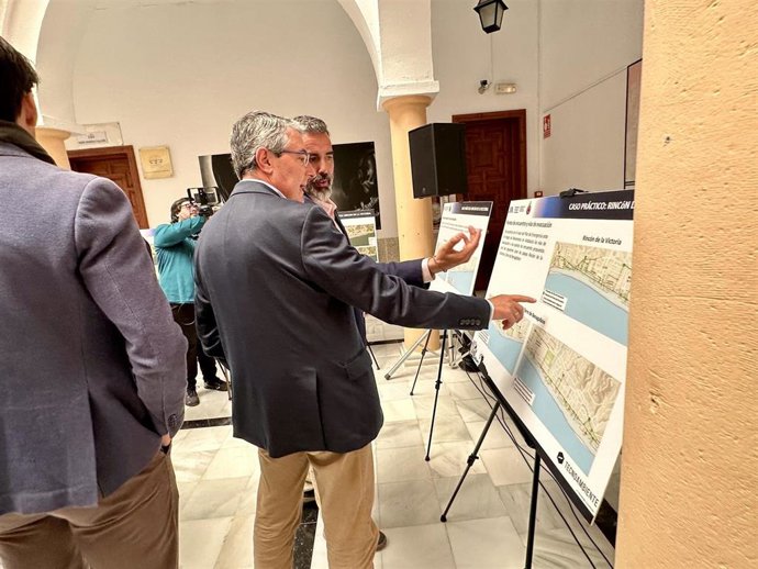 El presidente de la Diputación, Francisco Salado, presenta el Plan de actuación local ante el riesgo de maremotos en la Costa de Málaga