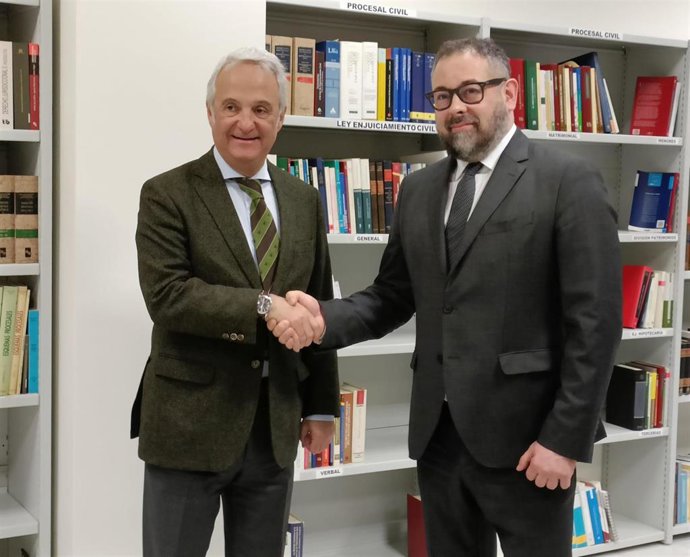 El recién nombrado juez decano de los Juzgados de Gijón, Julio Martínez Zahonero (dcha), junto al presidente del Tribunal Superior de Justicia de Asturias (TSJA), Jesús María Chamorro, en el Palacio de Justicia de Gijón.
