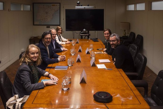 Mónica García se compromete ante la SEOM a reducir las "desigualdades"  en el tratamiento del cáncer