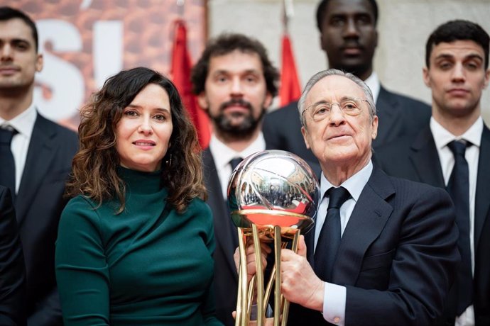 La presidenta de la Comunidad de Madrid, Isabel Díaz Ayuso, junto al presidente ejecutivo del Grupo ACS, Florentino Pérez, tras recibir al equipo, directiva y cuerpo técnico del Real Madrid, en la Real Casa de Correos, en Madrid (España).