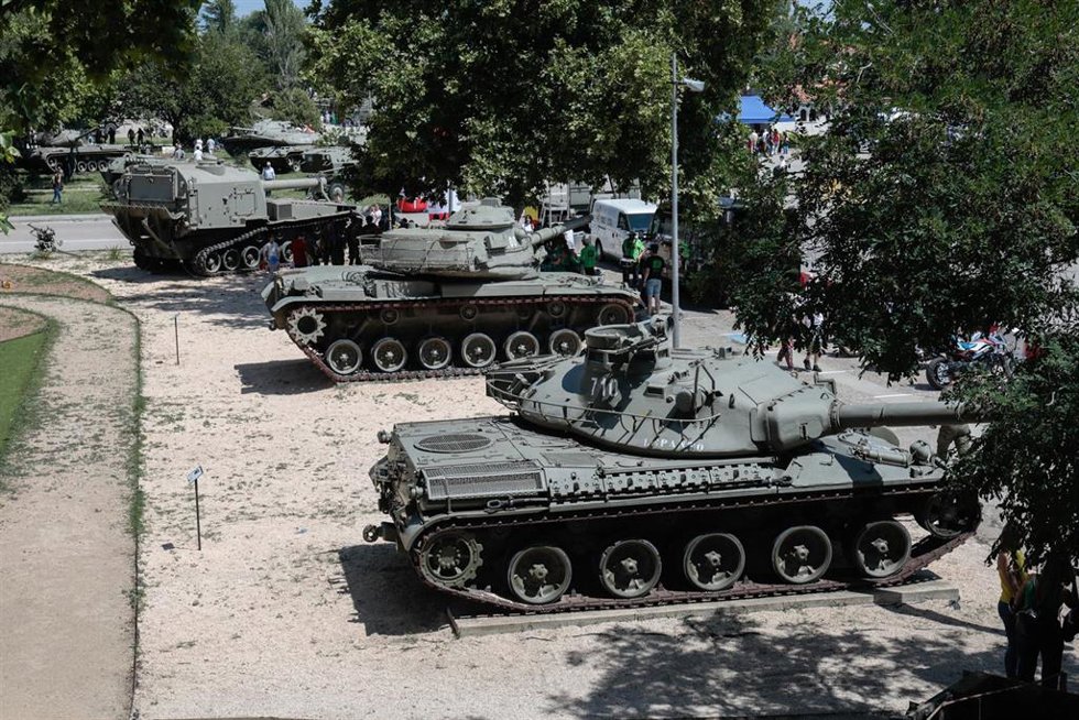 Archivo - Varios vehículos militares durante una concentración motera, en la base militar El Goloso, a 24 de junio de 2023, en Guadarrama, Madrid (España).