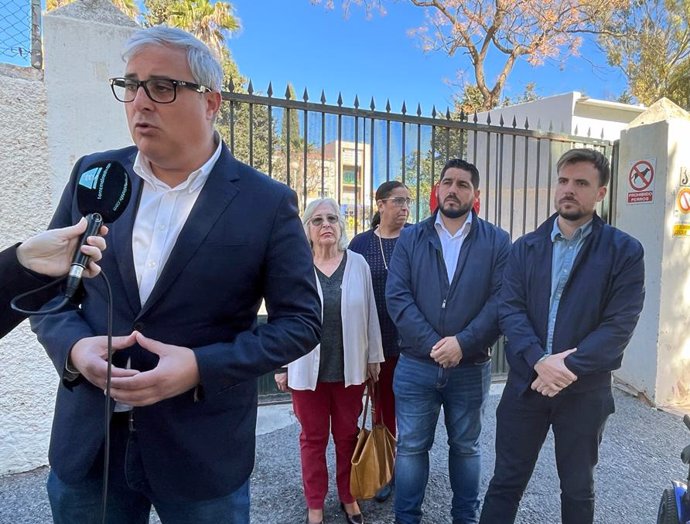 El diputado provincial del PSOE Antonio Navarro atiende a los medios