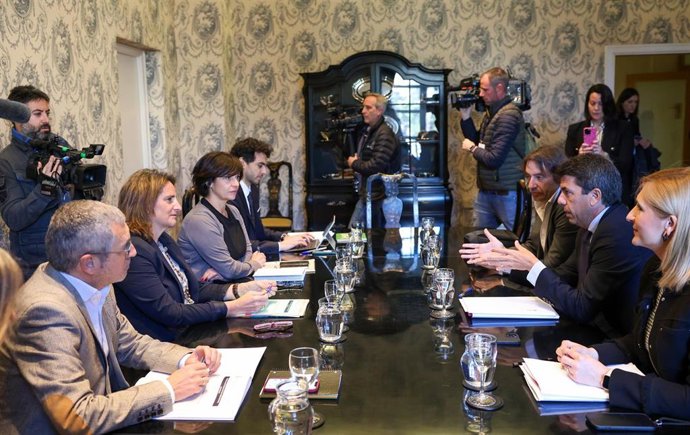 La vicepresidenta tercera y Ministra para la Transición Ecológica y el Reto Demográfico, Teresa Ribera (2i), se reúne con el presidente de la Generalitat Valenciana, Carlos Mazón (2d), en la sede del Ministerio, a 19 de febrero de 2024, en Madrid (Españ