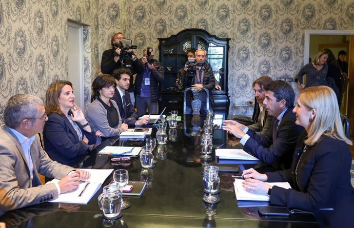 La vicepresidenta tercera y Ministra para la Transición Ecológica y el Reto Demográfico, Teresa Ribera (2i), se reúne con el presidente de la Generalitat Valenciana, Carlos Mazón (2d), en la sede del Ministerio, a 19 de febrero de 2024, en Madrid (Españ