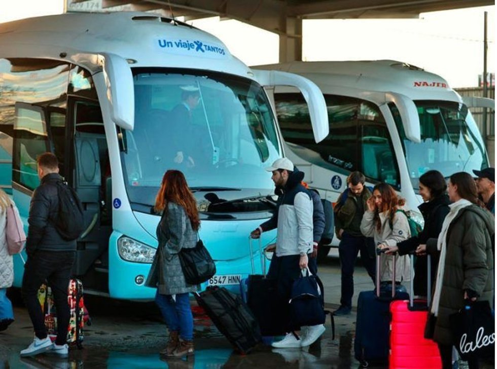 Pasajeros del 'Viaje Por tantos' se suben al autobús.