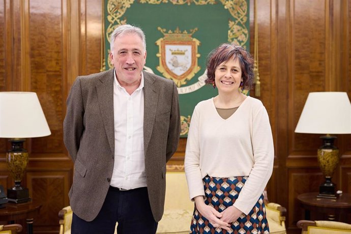 El alcalde de Pamplona, Joseba Asiron, y la consejera de Cultura, Deporte y Juventud del Gobierno de Navarra, Rebeca Esnaola