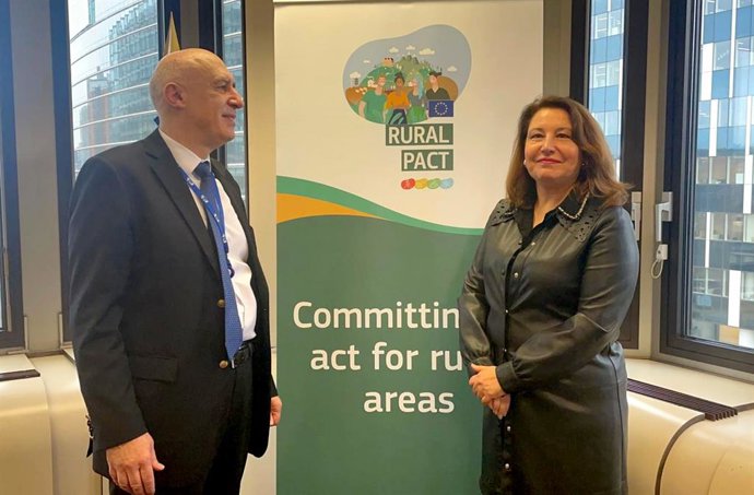 La consejera de Agricultura, Pesca, Agua y Desarrollo Rural, Carmen Crespo, en la firma de la adhesión de Andalucía al Pacto Rural Europeo