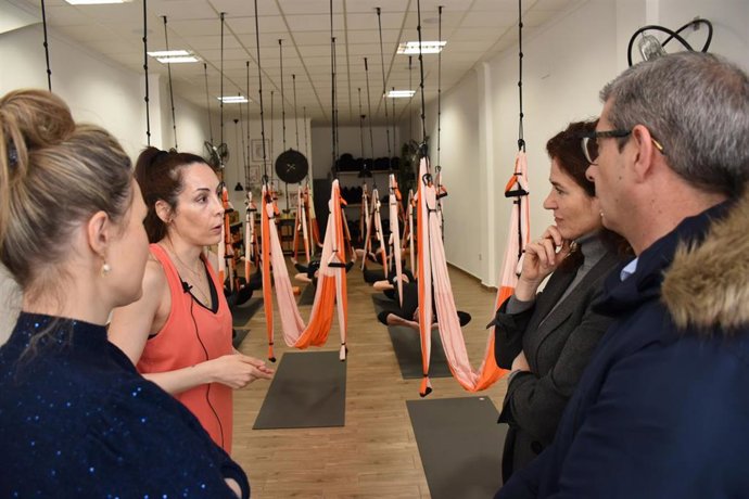 Visita de la viceconsejera de Empleo, Diálogo Social y Seguridad y Salud Laboral, Nuria Chust a Motilla del Palancar.