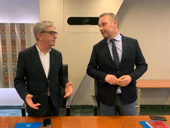 El portavoz del Grupo Parlamentario Popular, Joaquín Segado, a la derecha, en la Junta de Portavoces