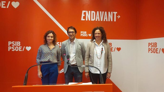 Archivo - De izquierda a derecha, los portavoces del PSIB en el Ayuntamiento de Palma, Rosario Sánchez, en el Parlament, Iago Negueruela, y en el Consell de Mallorca, Catalina Cladera.