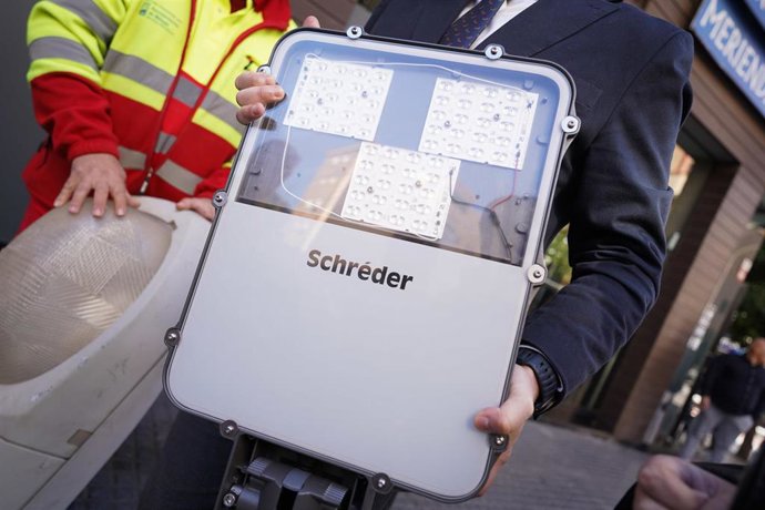 El Ayuntamiento de Málaga prevé concluir el cambio a led de las 67.000 farolas de la ciudad en 2025