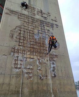 Trabajos de reparación en las pilas del Puente de los Santos, en la A-8